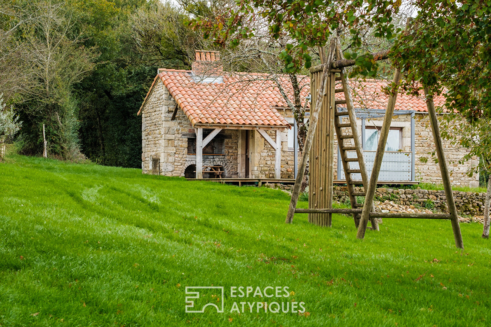 Poitevin farm and its outbuildings nestled in the heart of nature