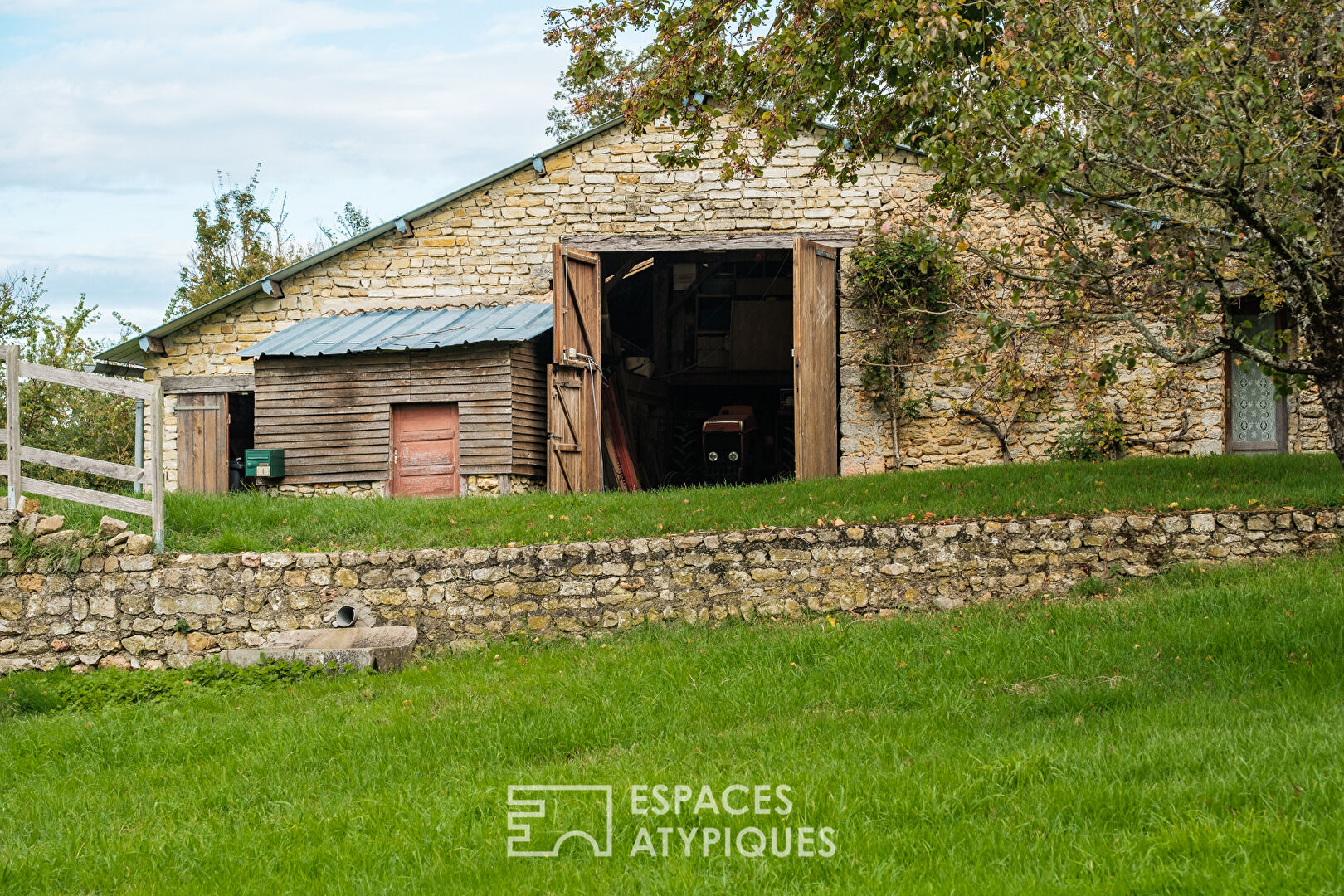 Poitevin farm and its outbuildings nestled in the heart of nature