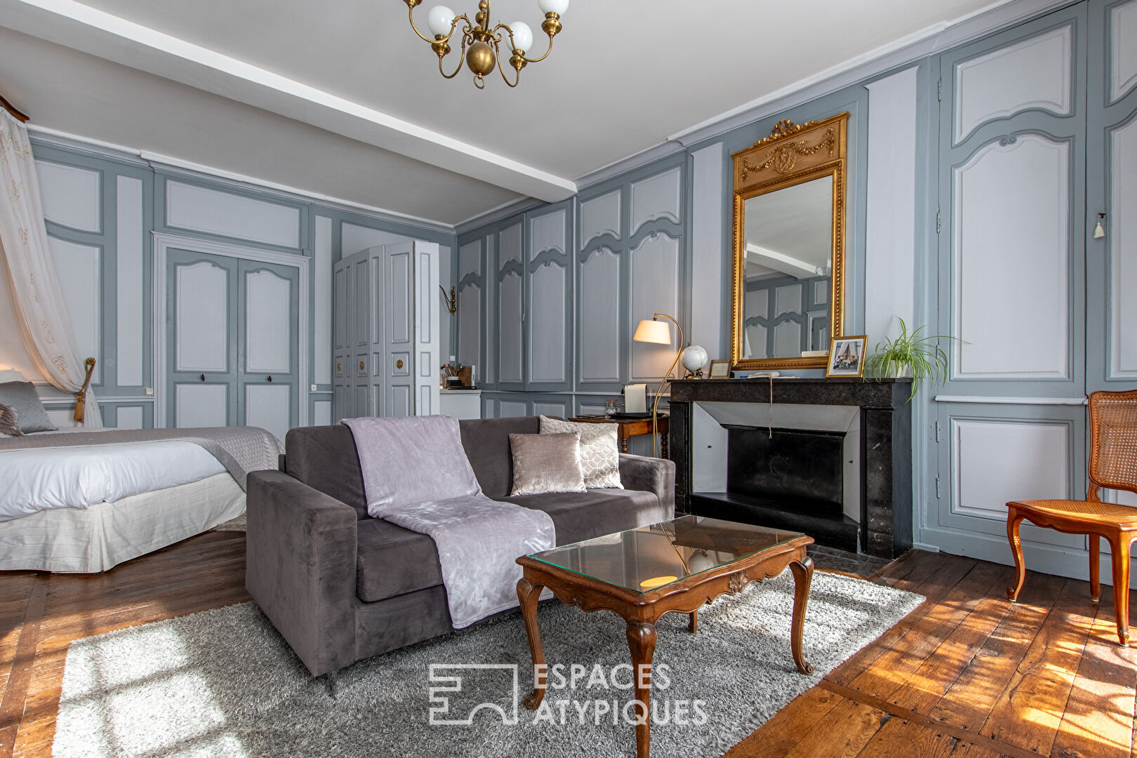 18th century residence with preserved charm, with prestigious furnished apartments, in the heart of the city of Poitiers