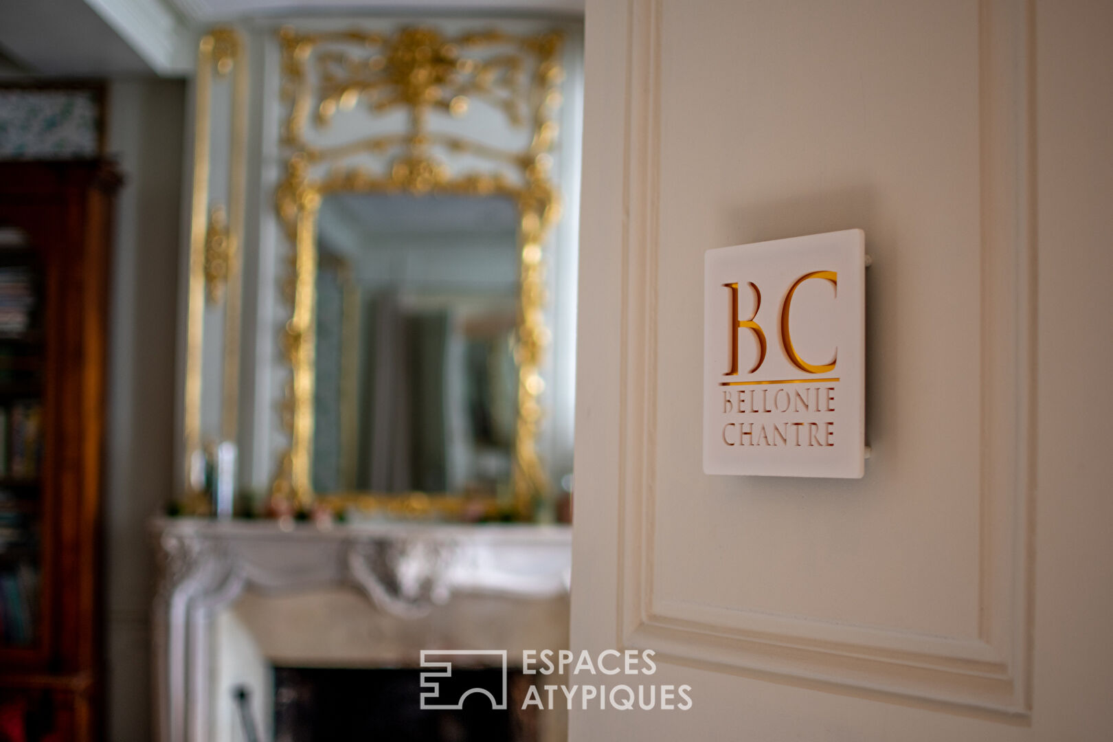 18th century residence with preserved charm, with prestigious furnished apartments, in the heart of the city of Poitiers