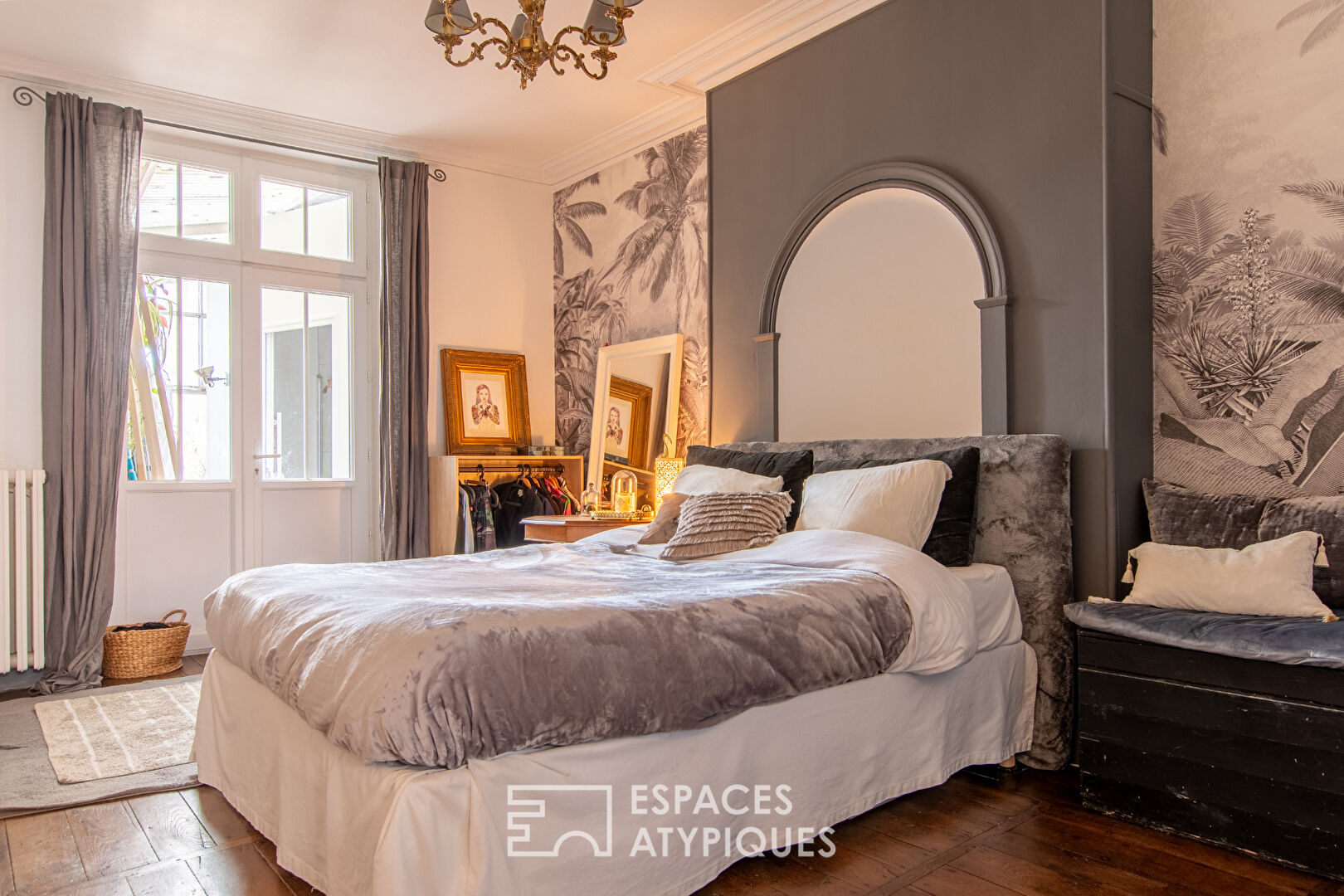 18th century residence with preserved charm, with prestigious furnished apartments, in the heart of the city of Poitiers