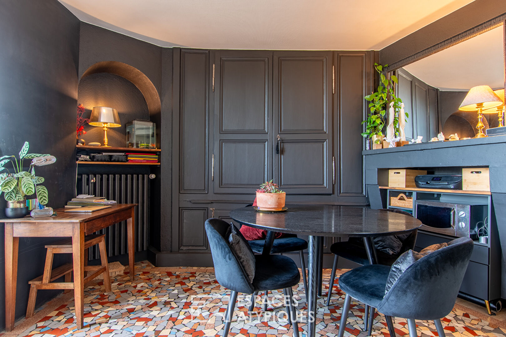 18th century residence with preserved charm, with prestigious furnished apartments, in the heart of the city of Poitiers