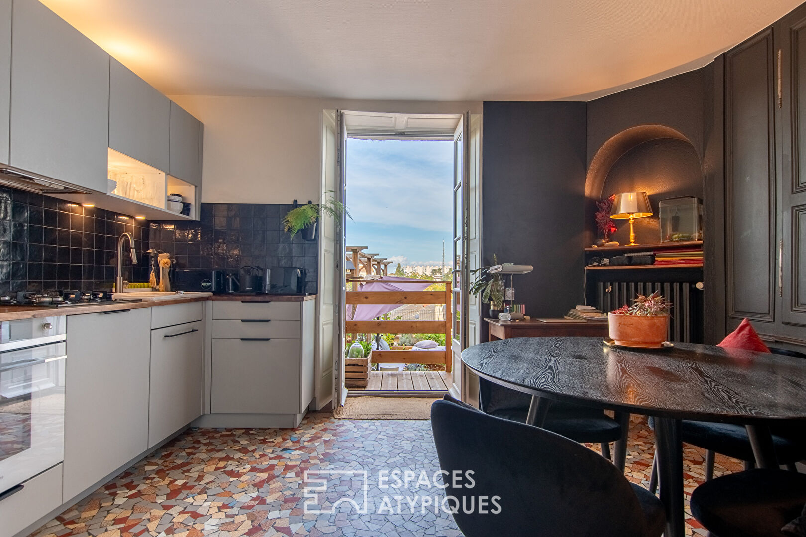 18th century residence with preserved charm, with prestigious furnished apartments, in the heart of the city of Poitiers