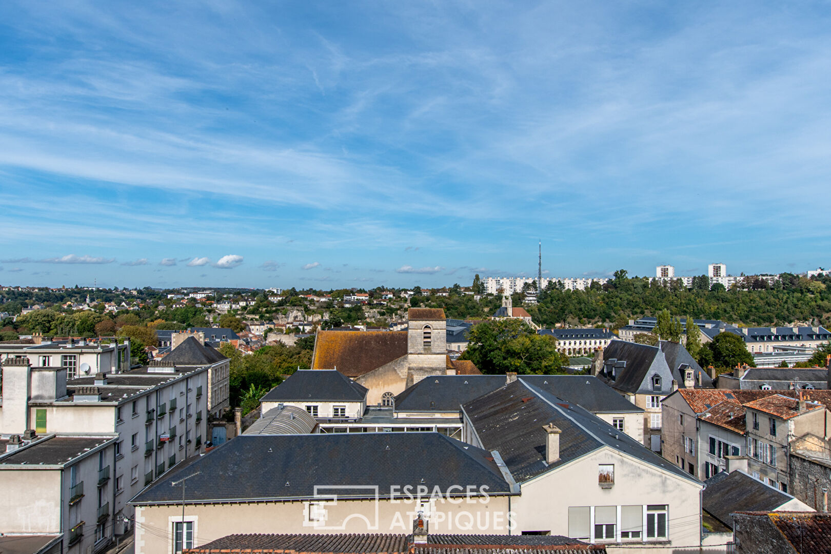 18th century residence with preserved charm, with prestigious furnished apartments, in the heart of the city of Poitiers