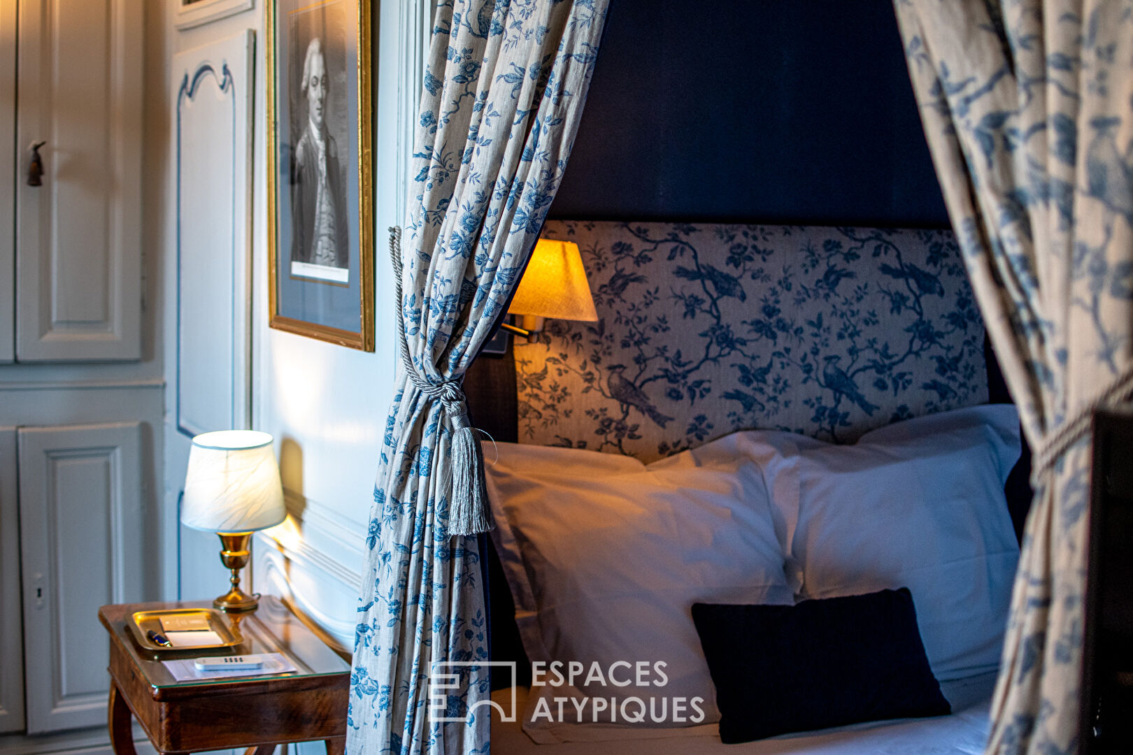 18th century residence with preserved charm, with prestigious furnished apartments, in the heart of the city of Poitiers