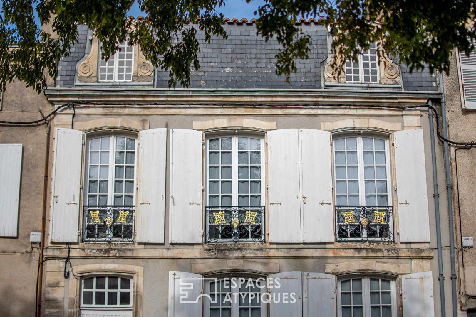 18th century residence with preserved charm, with prestigious furnished apartments, in the heart of the city of Poitiers