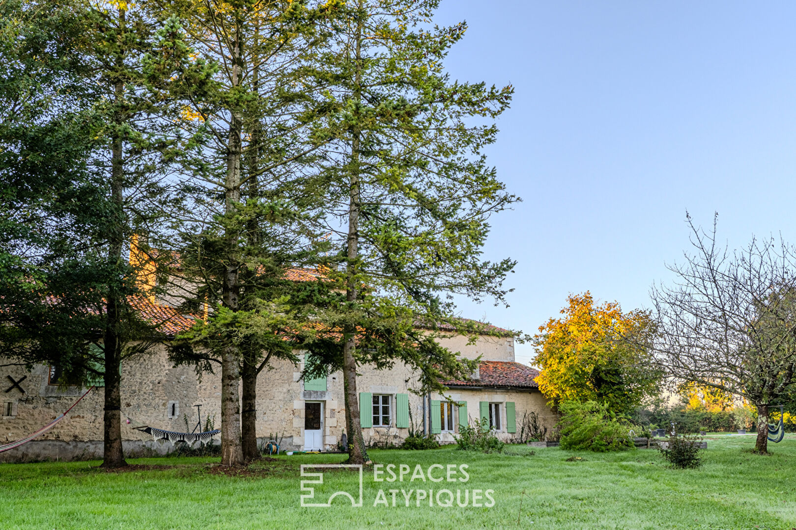 Maison familiale en pierre dans son parc arboré de 1,3 hectares