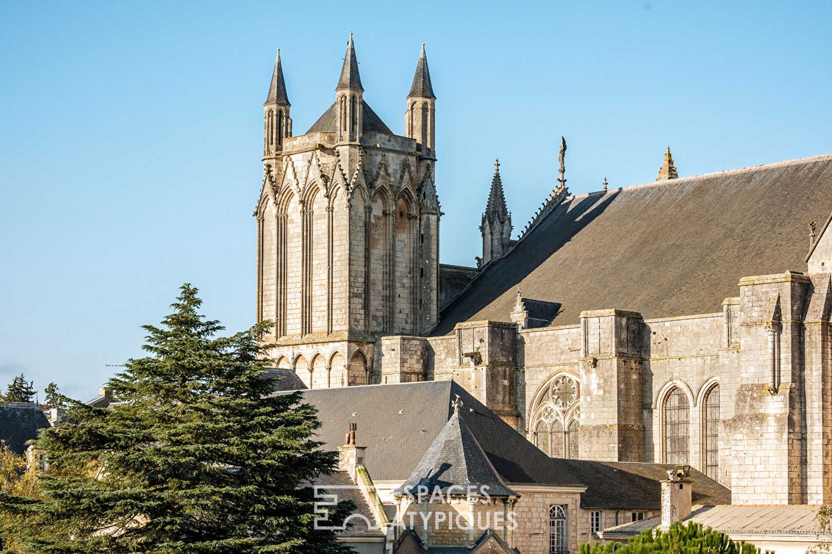 Top floor apartment with terrace and exceptional panoramic view of Poitiers