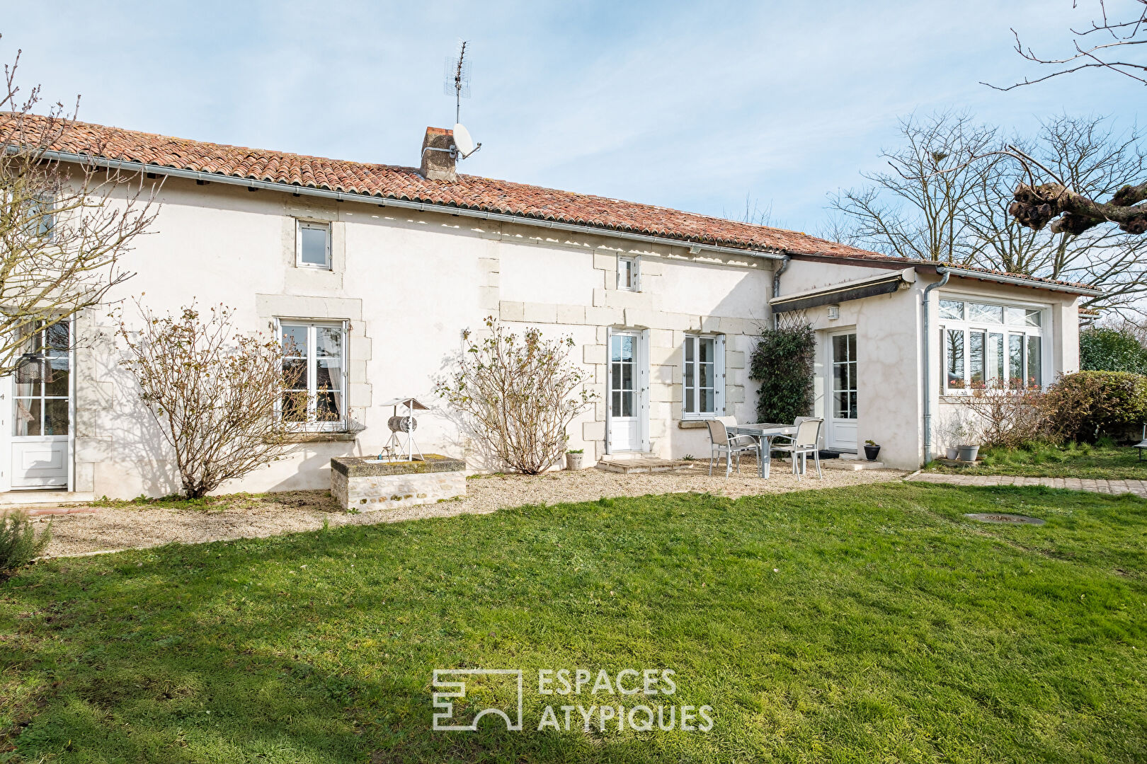 Maison Poitevine alliant charme et sérénité.