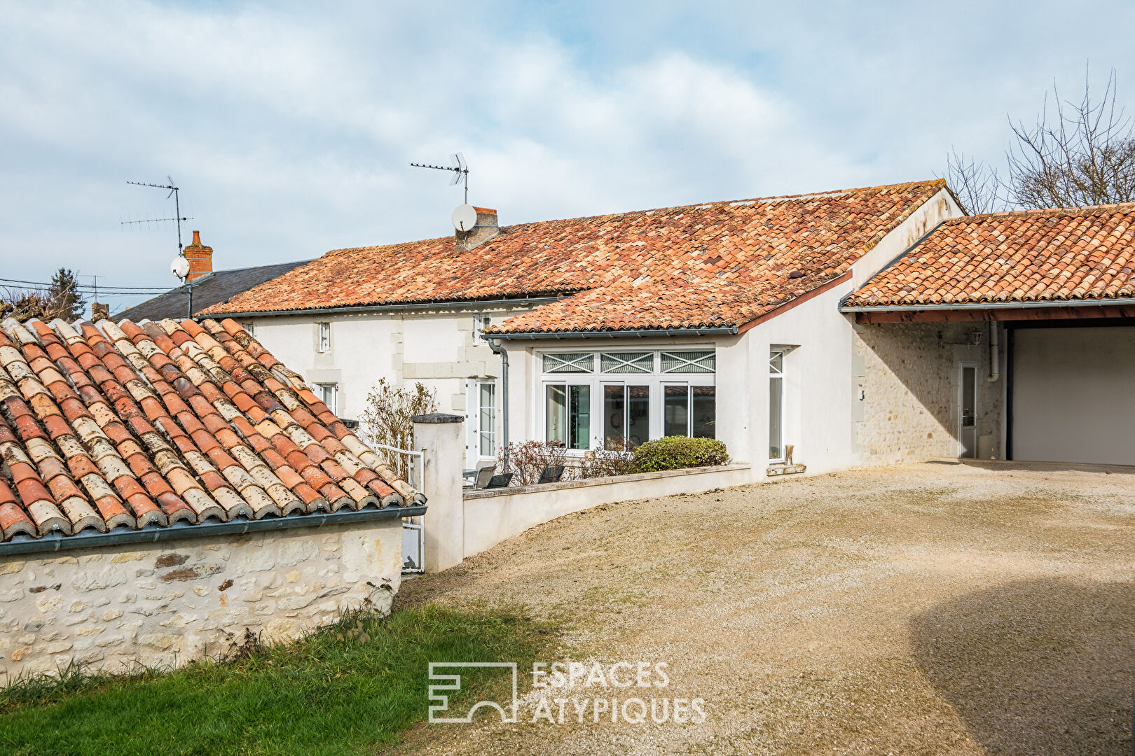 Maison Poitevine alliant charme et sérénité.