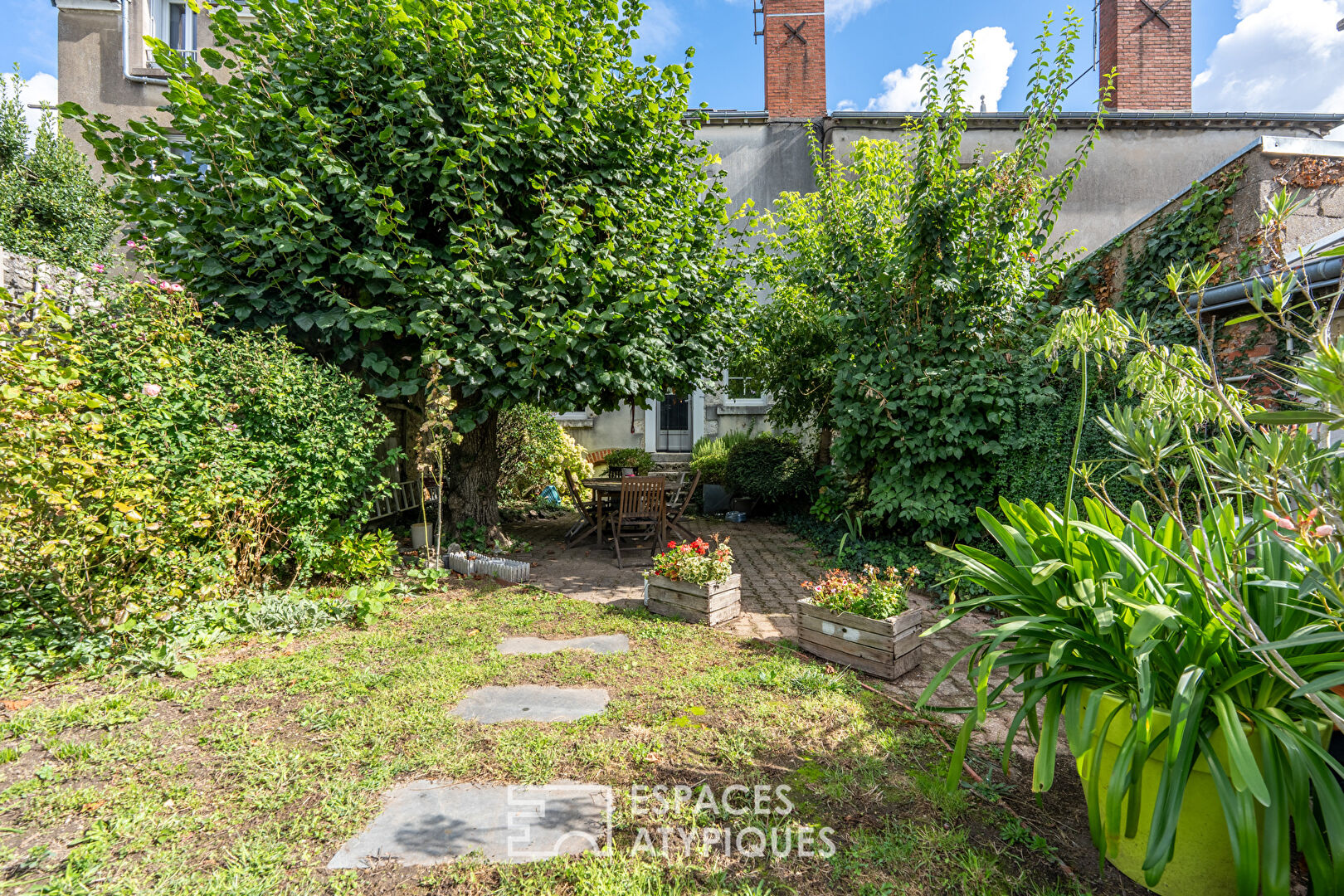 Maison familiale avec jardin et double garage en centre ville