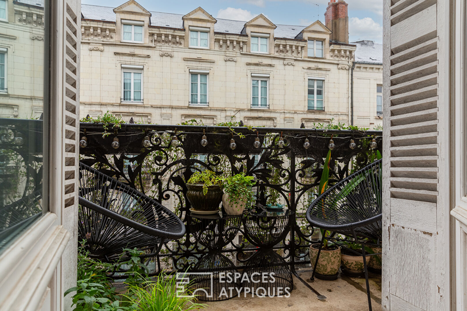 Character apartment with balcony in the heart of the city