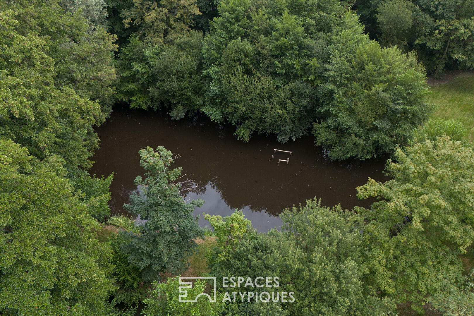 Demeure de caractère dans son parc arboré avec étang