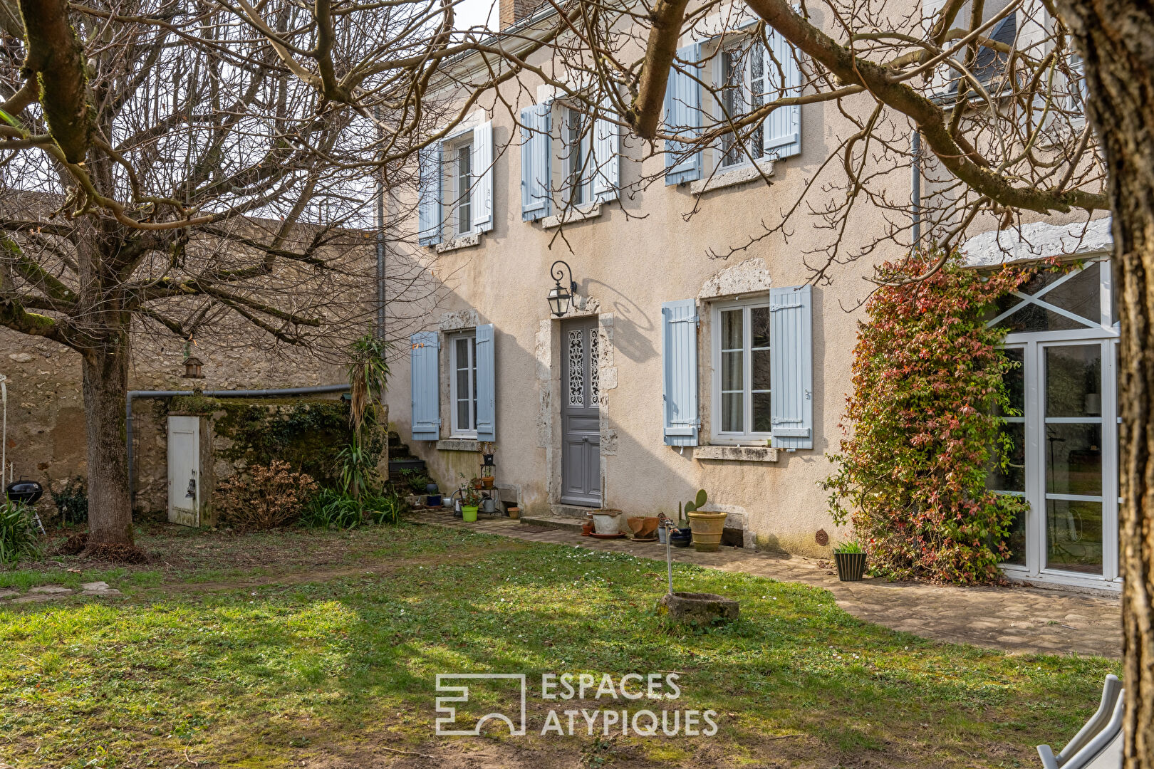 L’élégante maison de maître et son jardin arboré