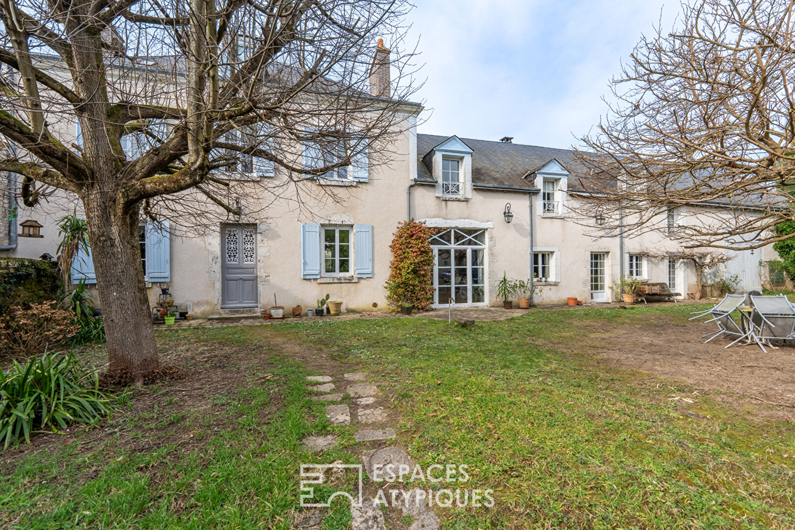 L’élégante maison de maître et son jardin arboré