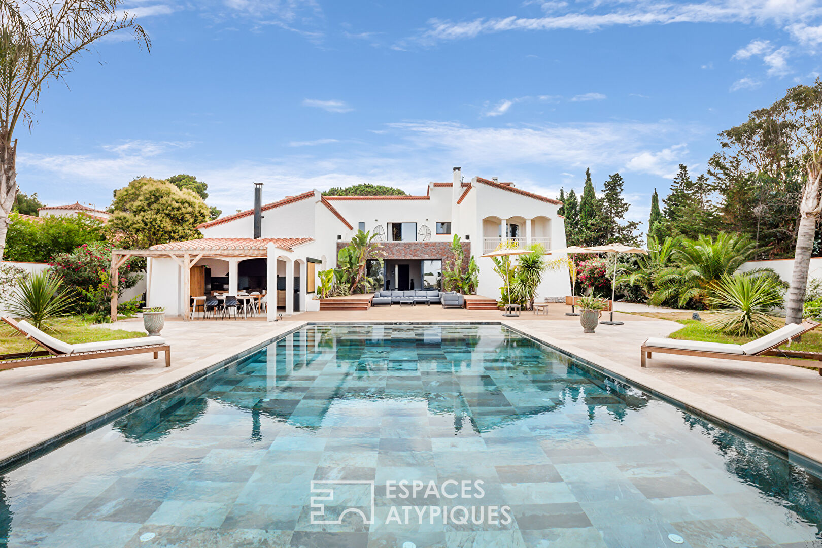 A luxurious family villa in a popular area