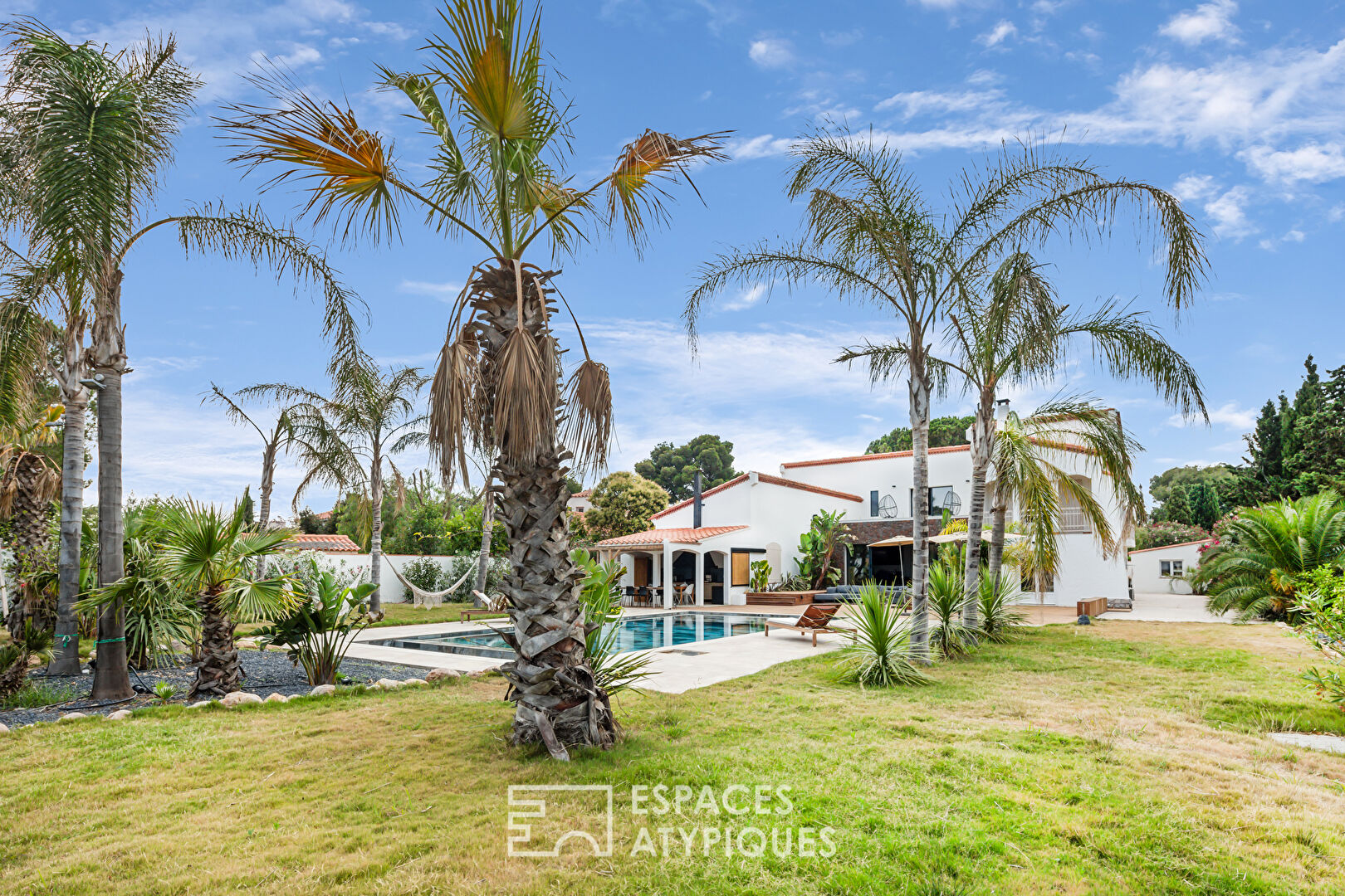 A luxurious family villa in a popular area