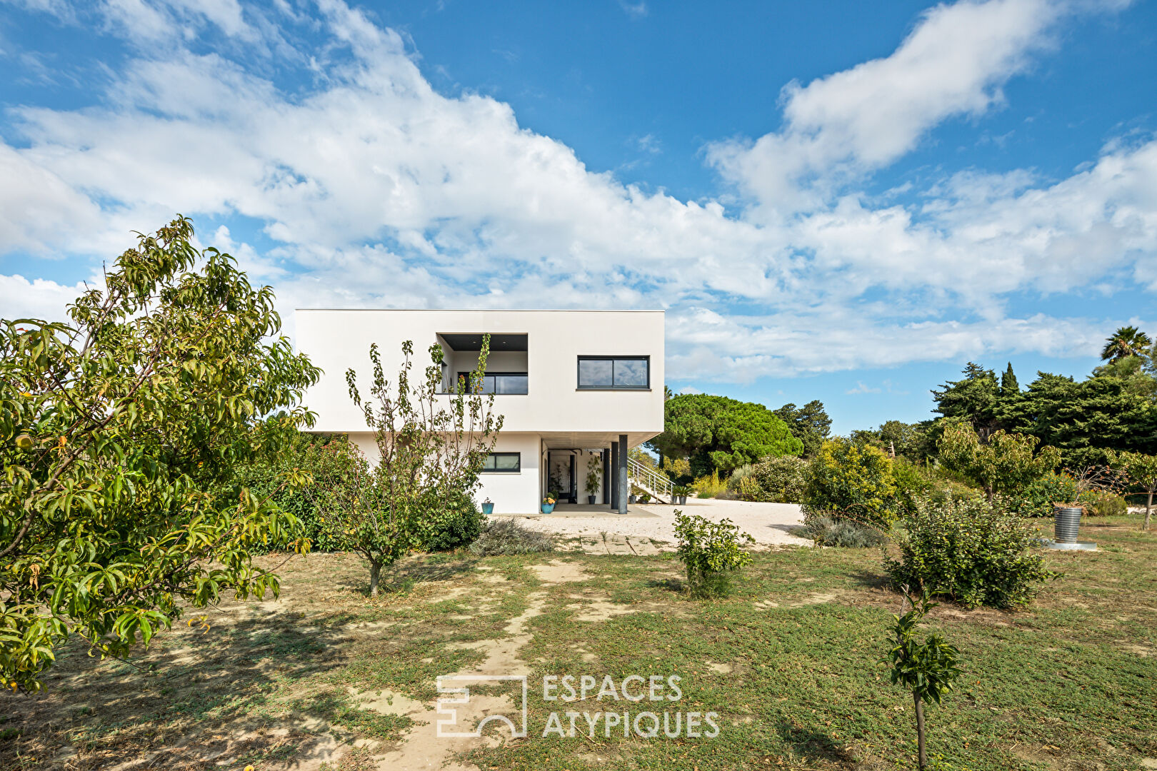 Architect’s villa in a green setting