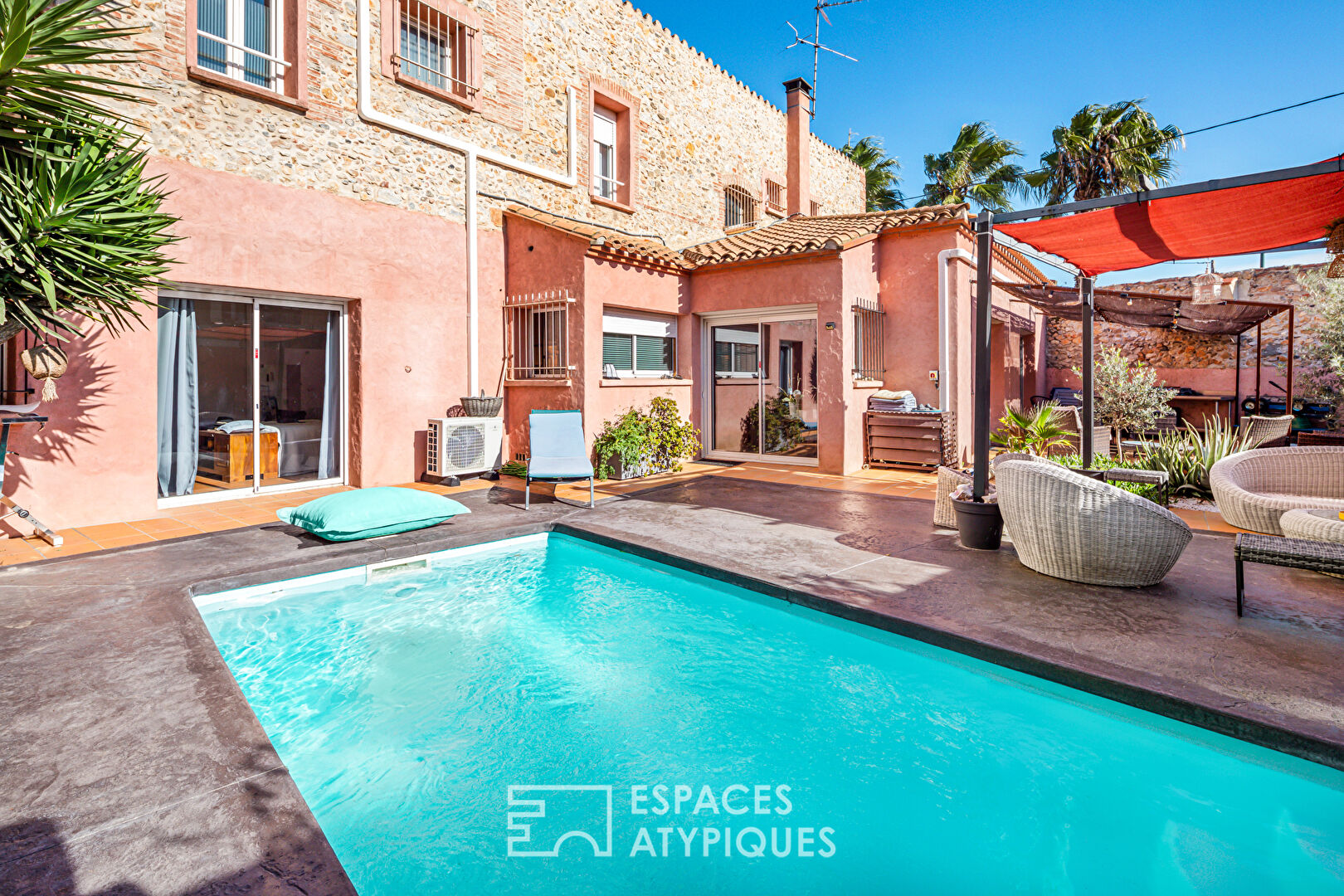 Magnifique maison vigneronne avec jardin paysagé et piscine.