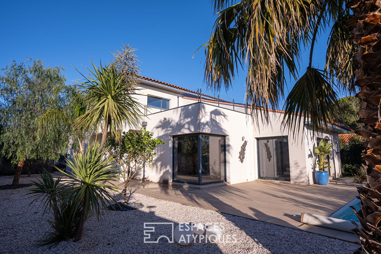 Villa contemporaine avec piscine dans un secteur prisé