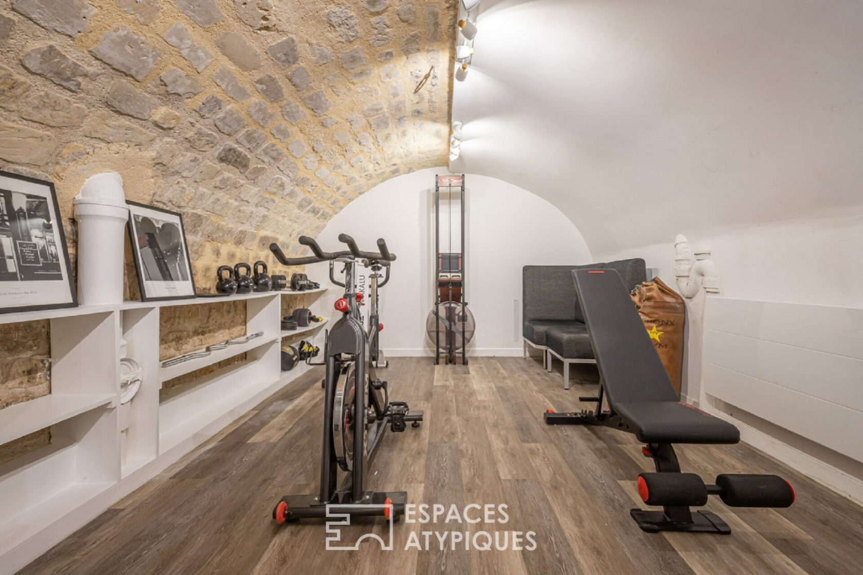 Loft in the basement with vaulted cellars