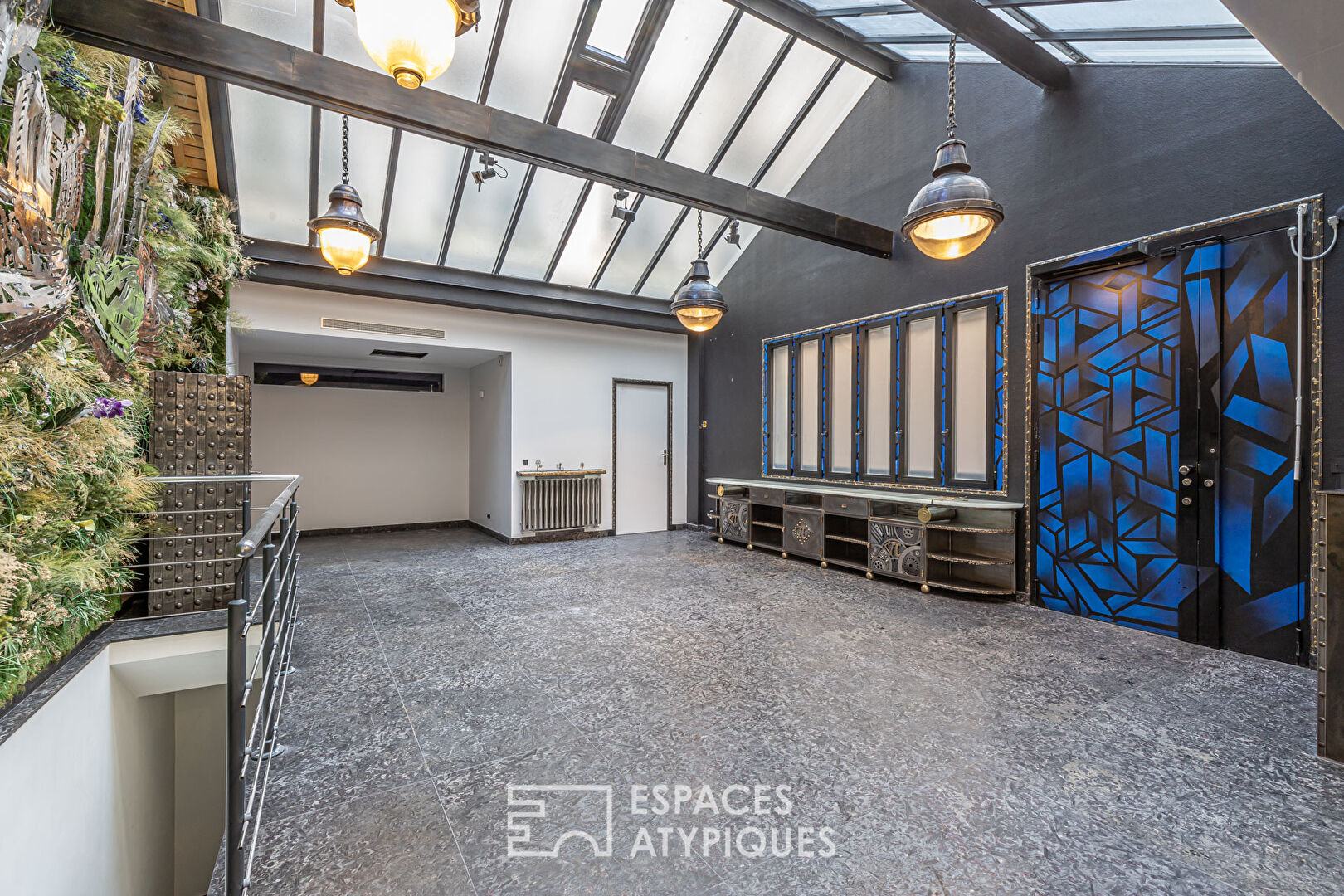 Loft with glass roof on courtyard in Montorgueil