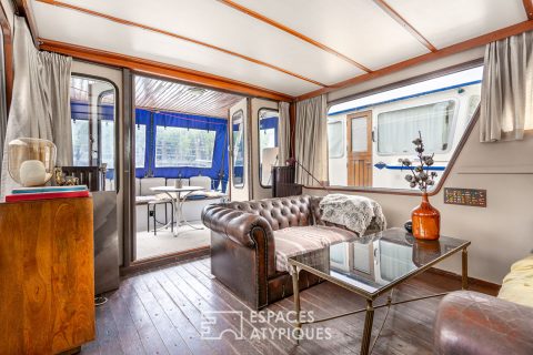 Bateau de plaisance avec terrasses