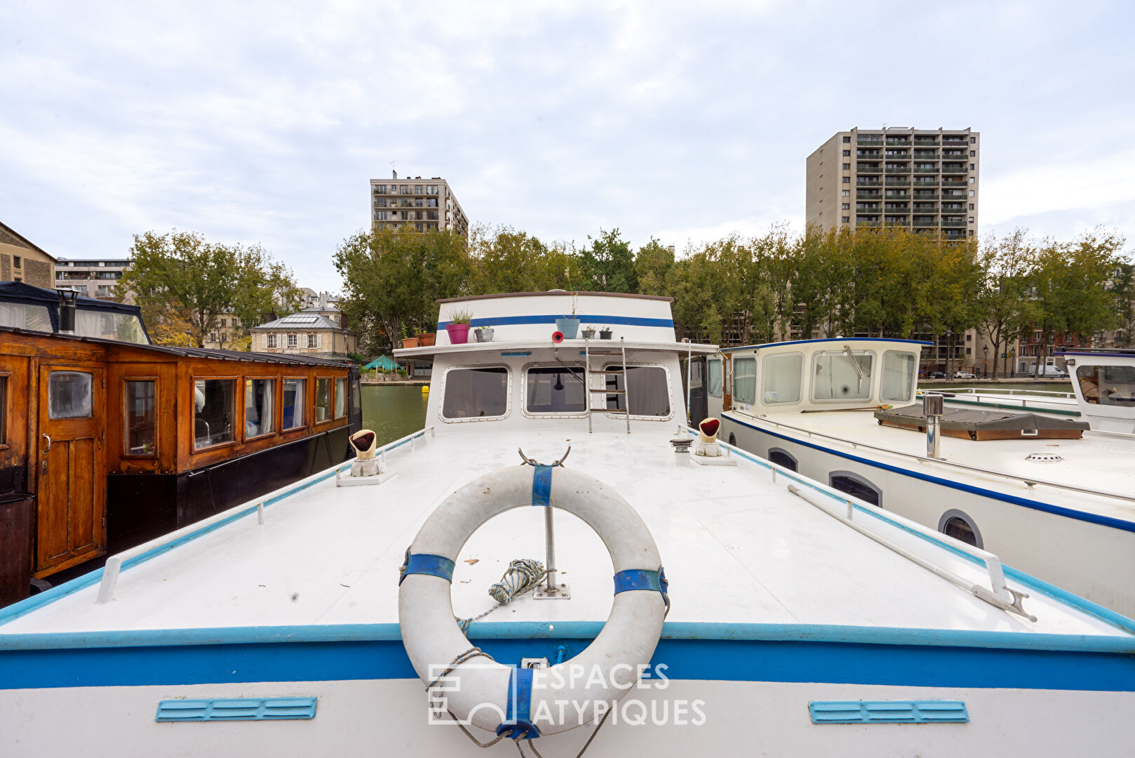 Bateau de plaisance avec terrasses