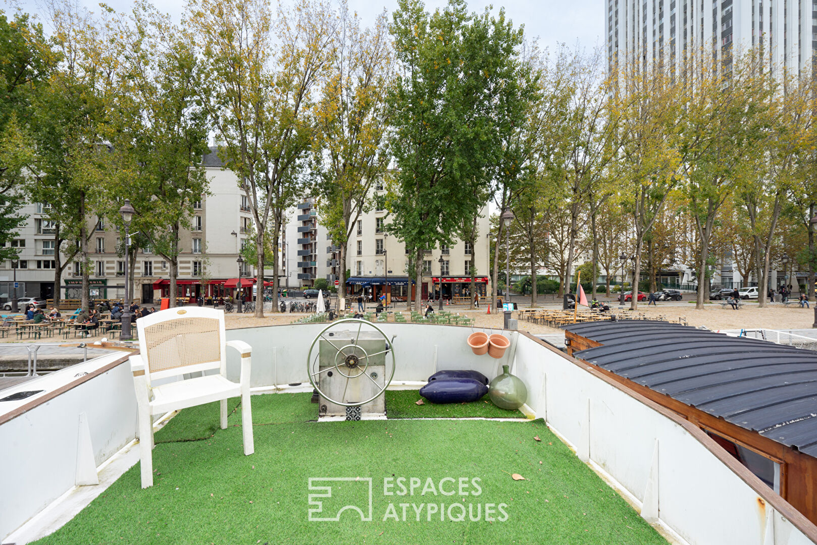 Bateau de plaisance avec terrasses