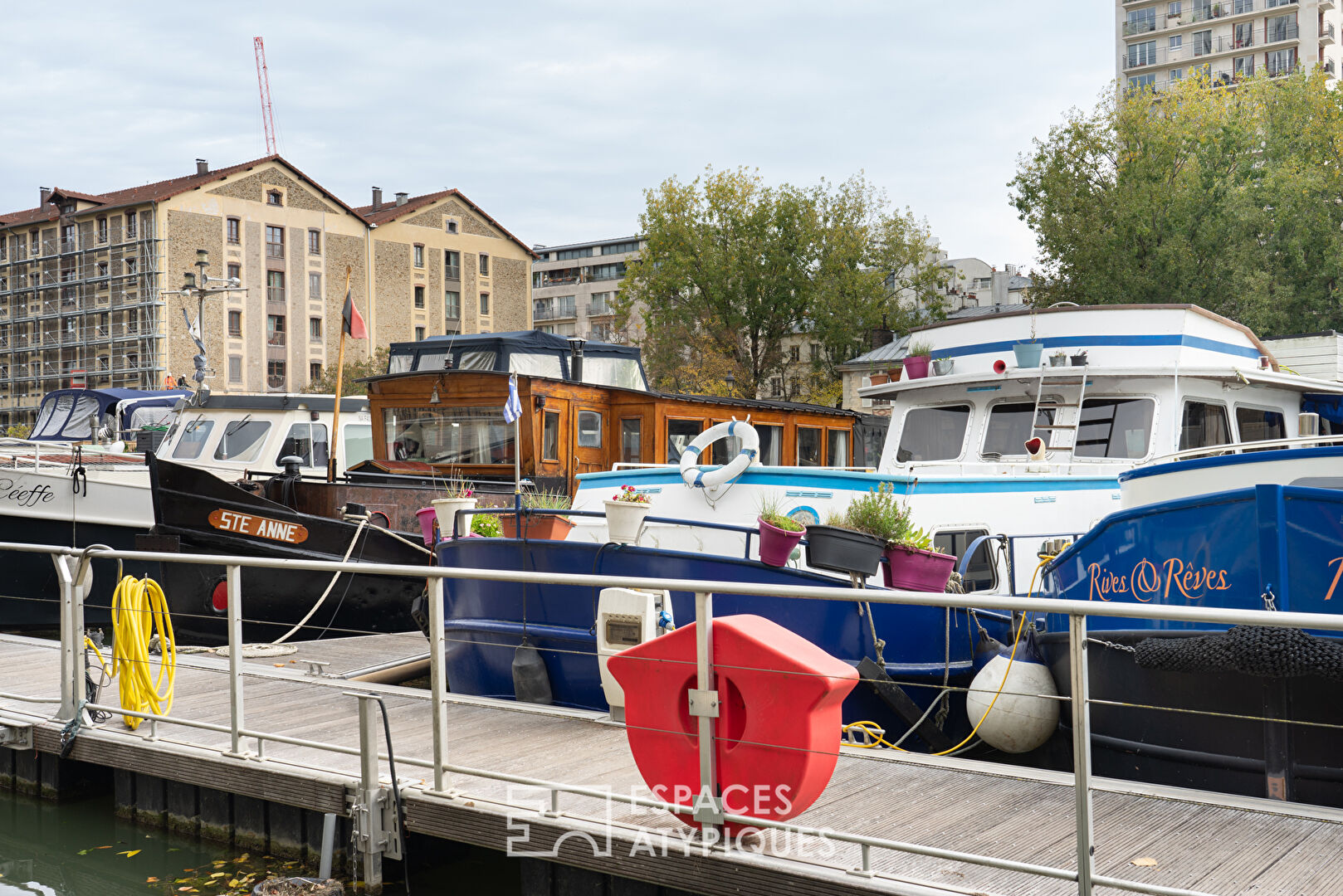 Bateau de plaisance avec terrasses