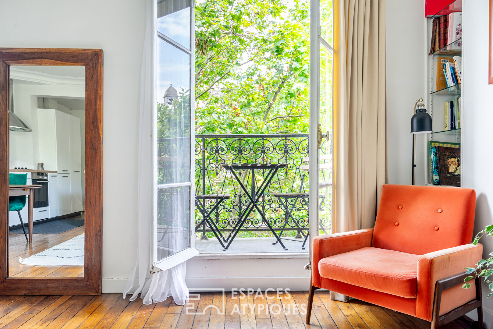 High floor with balcony in Buttes Chaumont