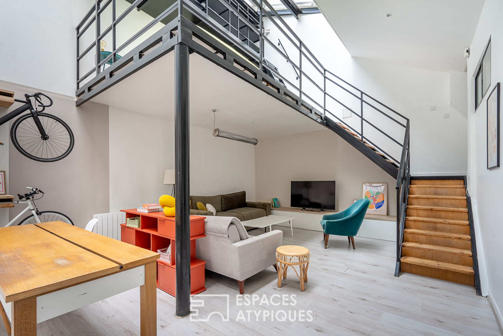 Art Deco loft with mezzanine in the Oberkampf district