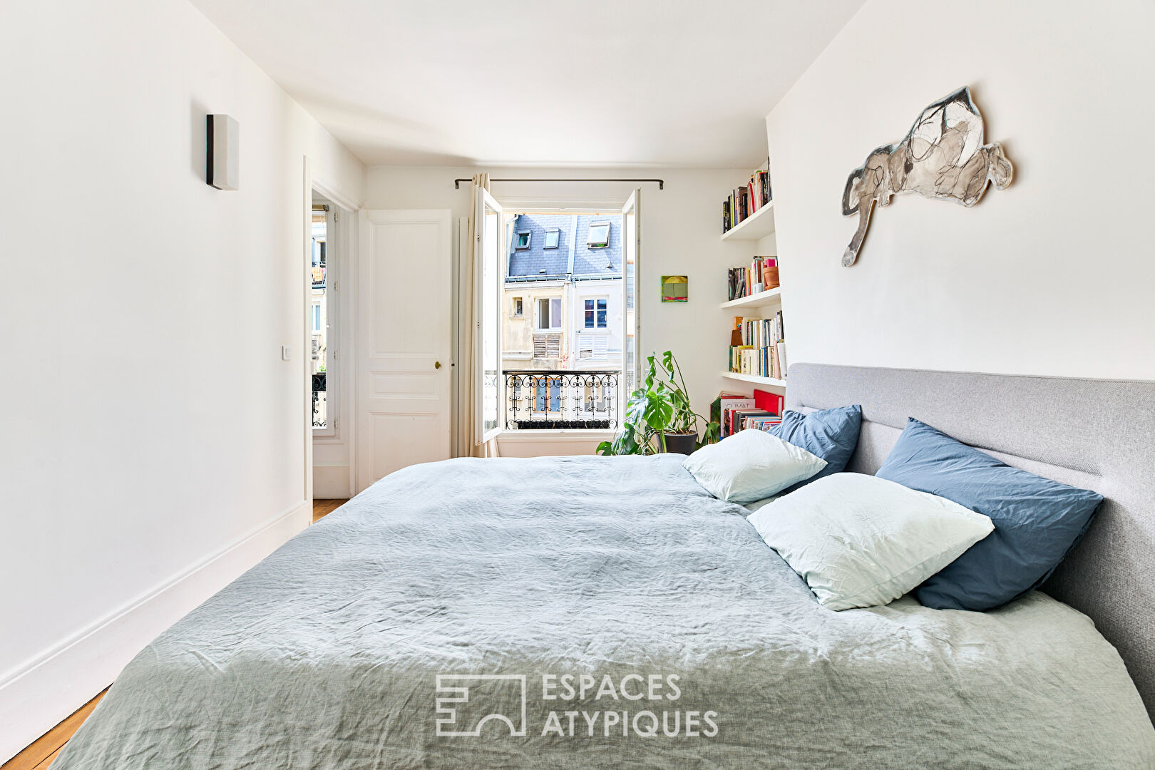 Contemporary courtyard apartment