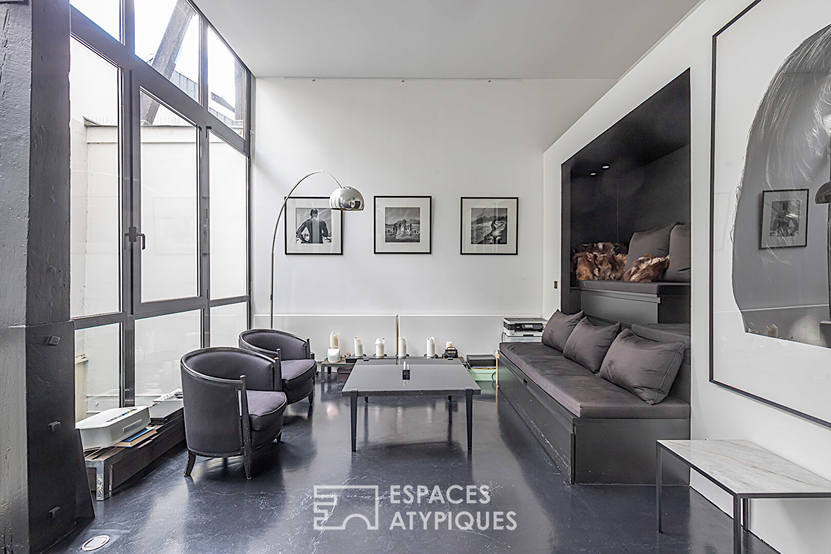 Loft monochrome en duplex avec patios