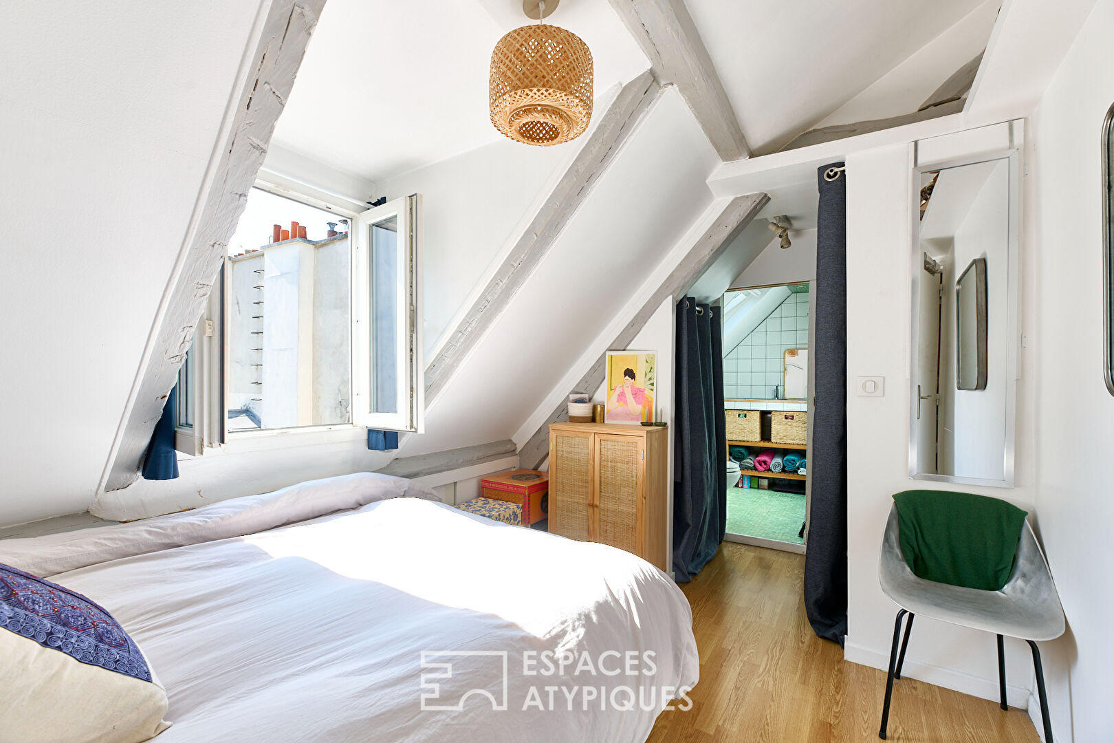 Apartments with a view of the rooftops of Paris, in the heart of the Marais