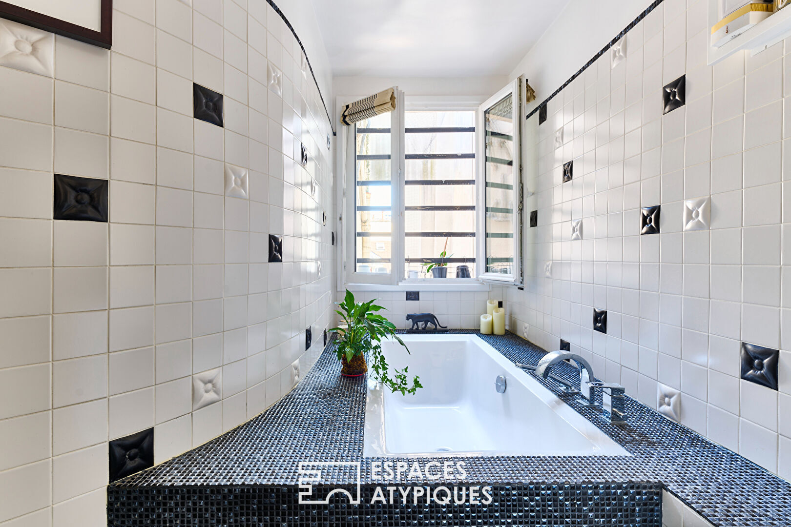 Elegant duplex in the heart of a vibrant district of the 3rd arrondissement