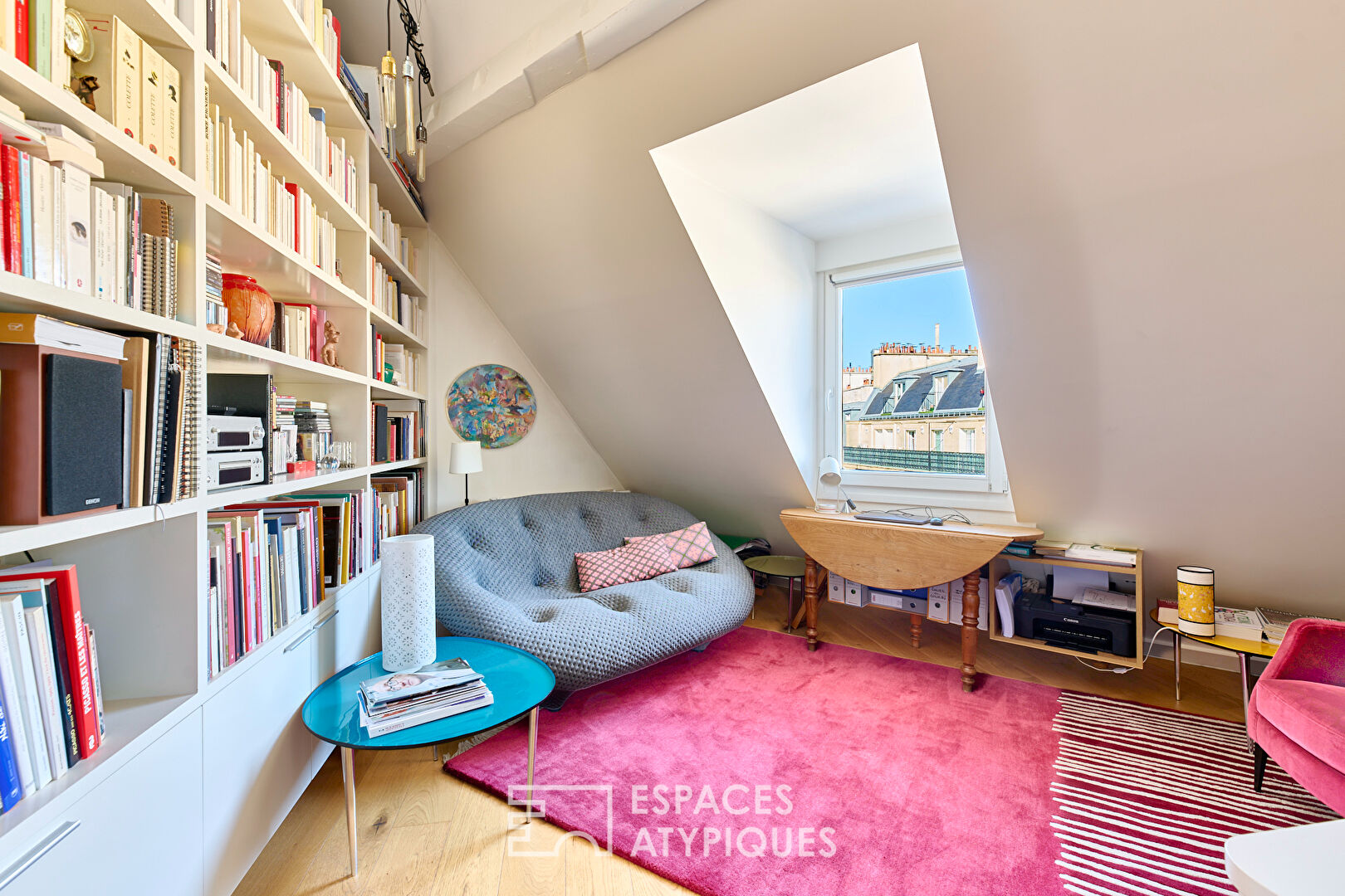 Appartement à l’esprit atelier d’artiste avec vue sur les toits de Paris et le Centre Pompidou