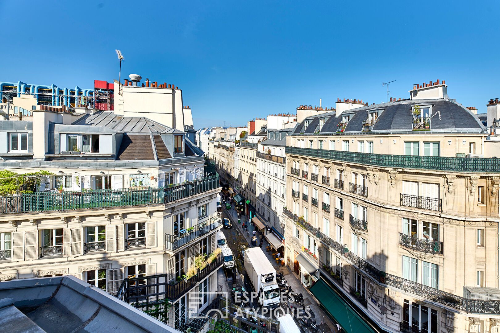 Appartement à l’esprit atelier d’artiste avec vue sur les toits de Paris et le Centre Pompidou