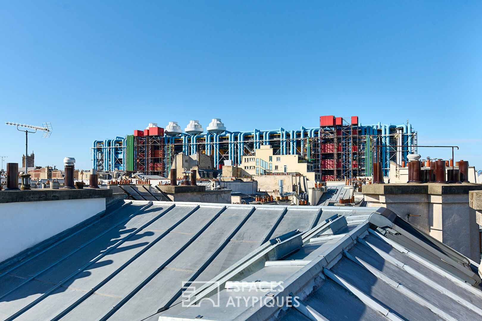 Appartement à l’esprit atelier d’artiste avec vue sur les toits de Paris et le Centre Pompidou