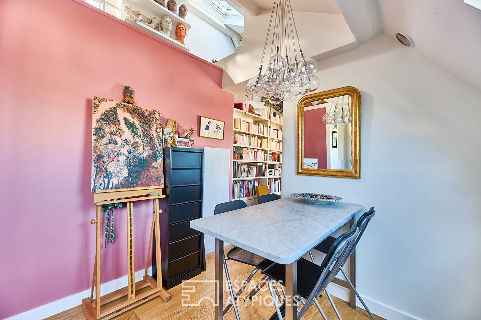 Appartement à l’esprit atelier d’artiste avec vue sur les toits de Paris et le Centre Pompidou