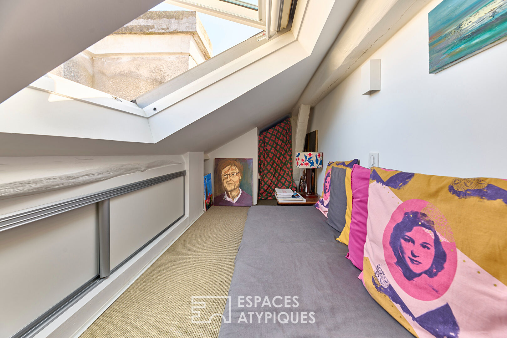 Appartement à l’esprit atelier d’artiste avec vue sur les toits de Paris et le Centre Pompidou