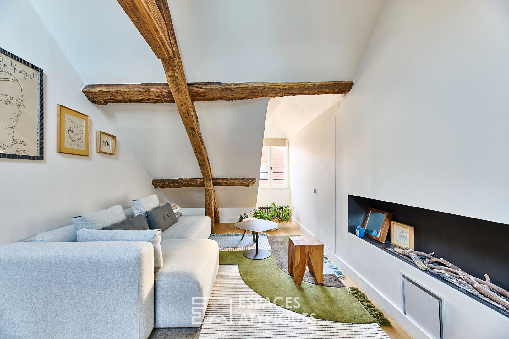 Apartment renovated with charm in the heart of Village Saint-Paul.