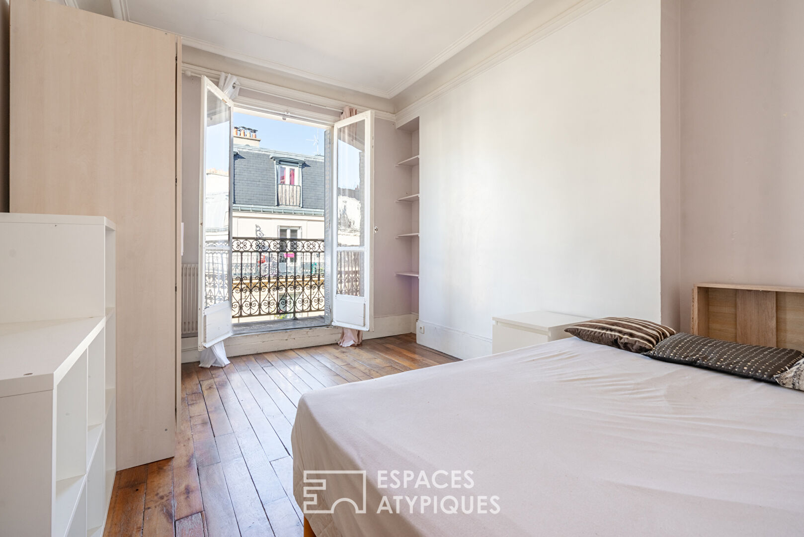 Haussmannian apartment with balcony and open view