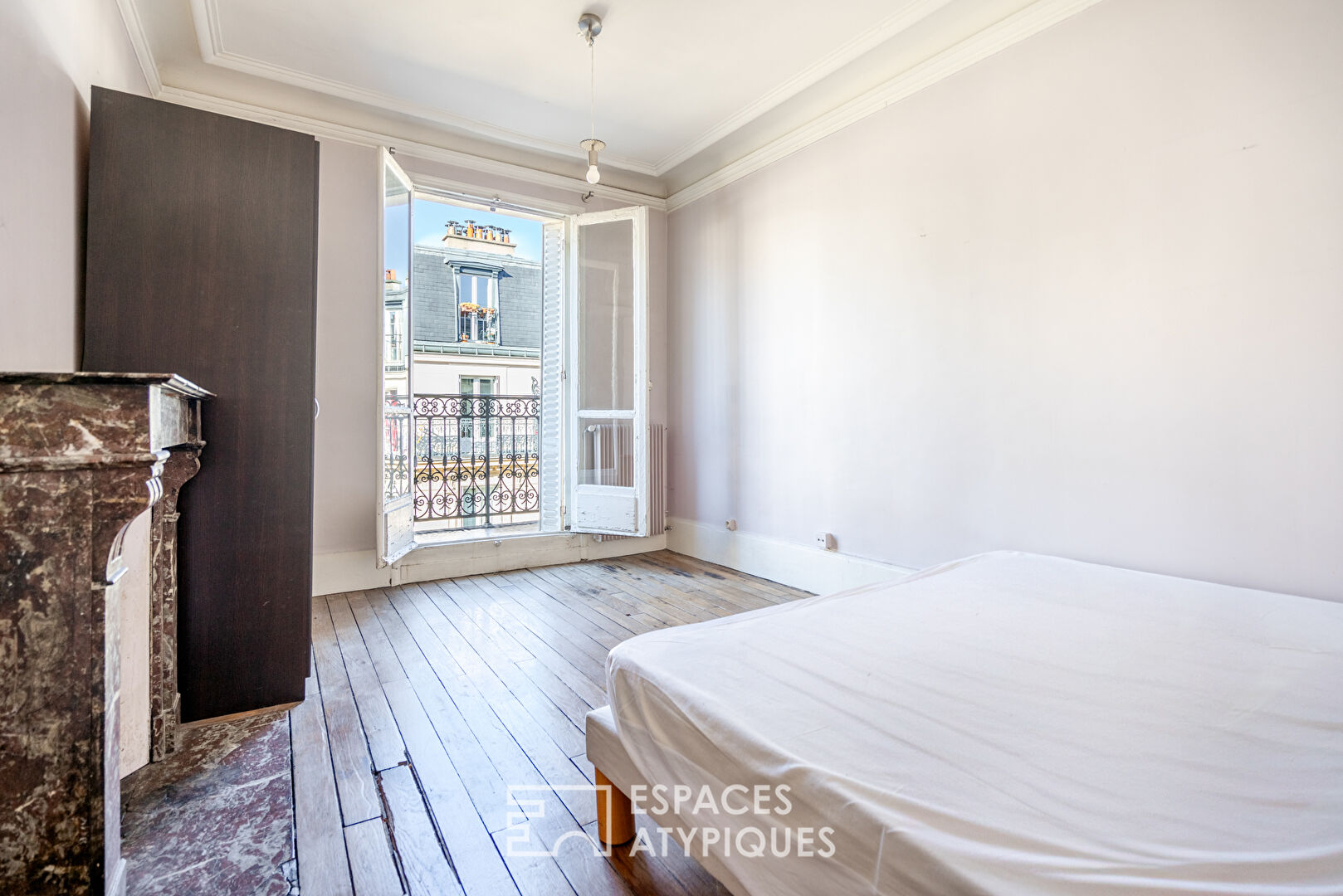 Haussmannian apartment with balcony and open view