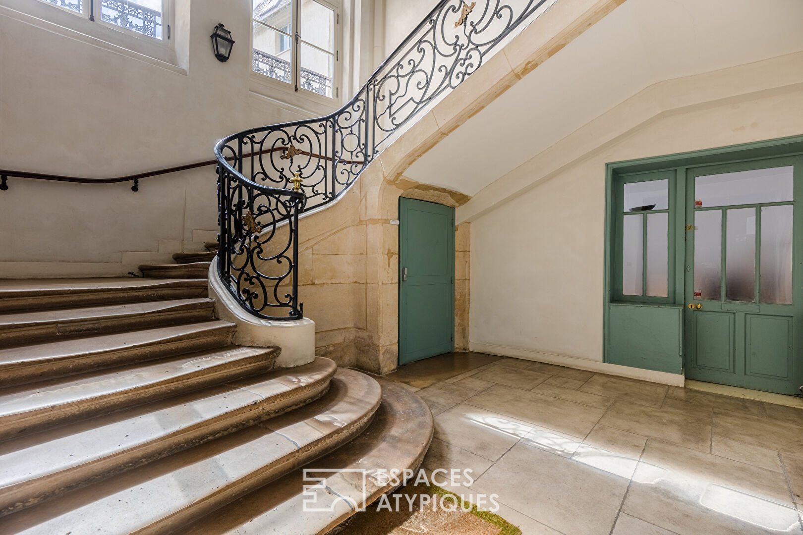 Characterful commercial premises close to Place des Vosges