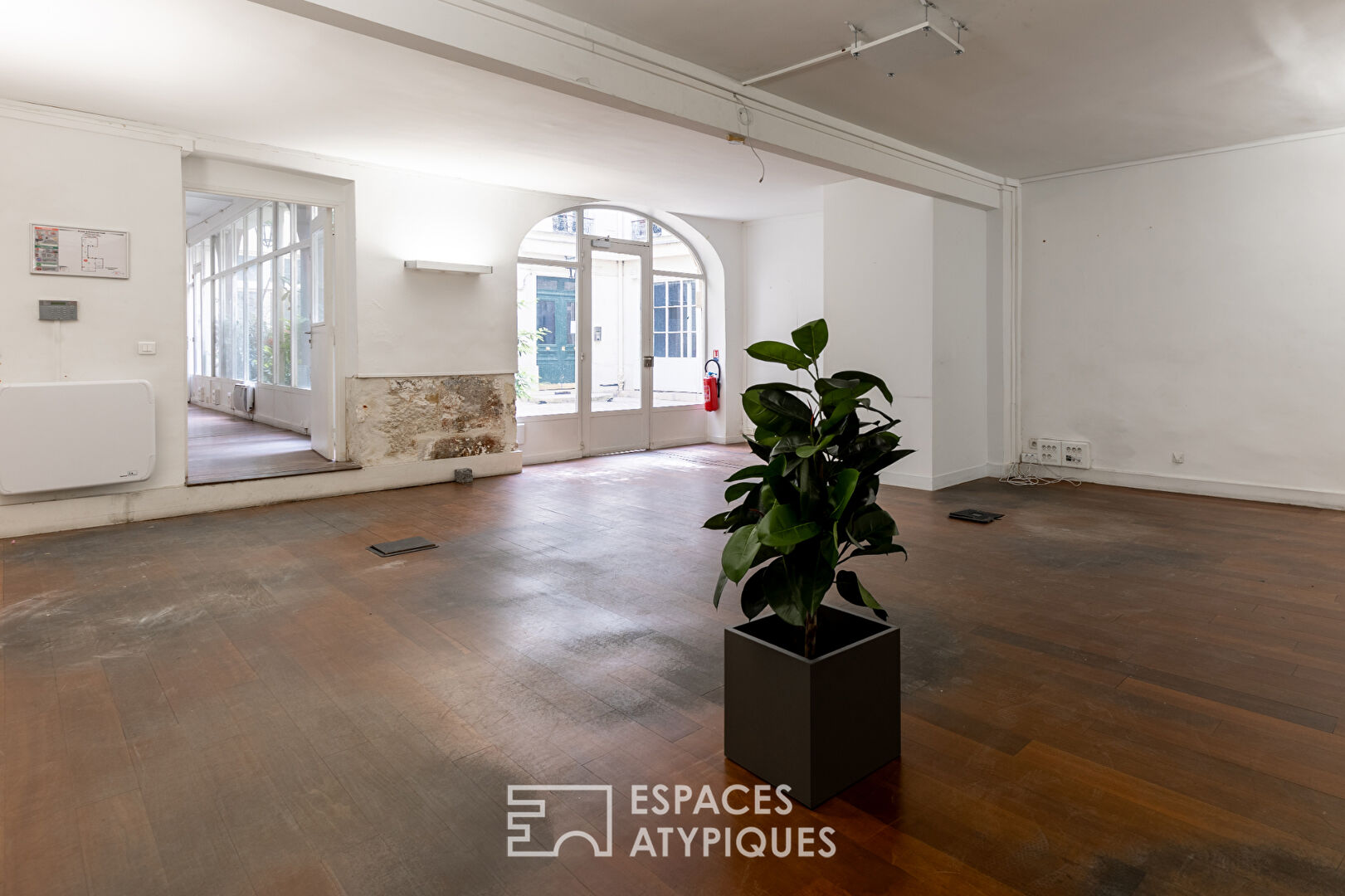 Characterful commercial premises close to Place des Vosges