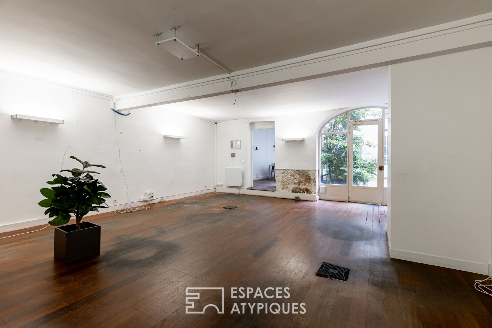 Characterful commercial premises close to Place des Vosges