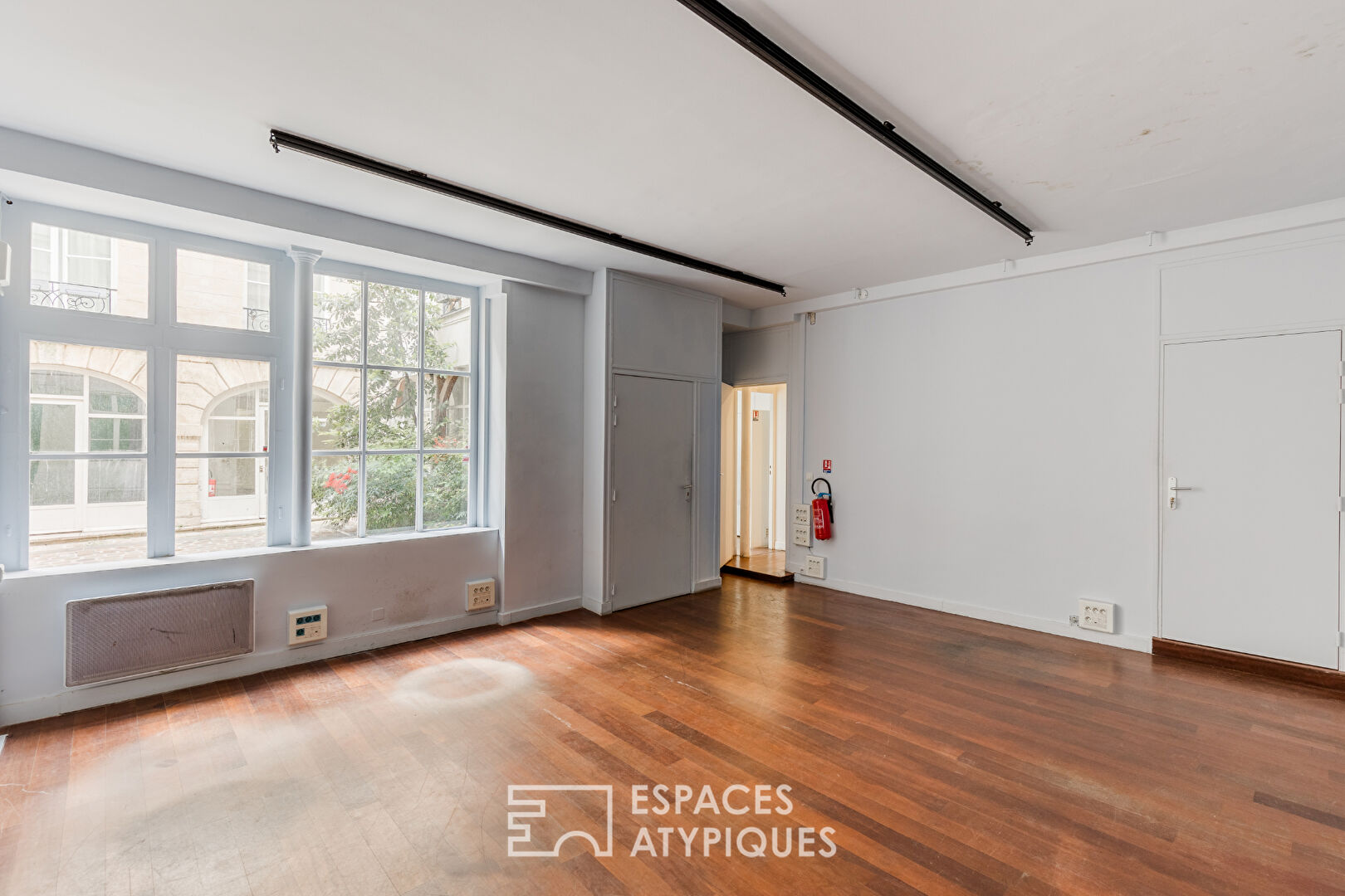 Characterful commercial premises close to Place des Vosges