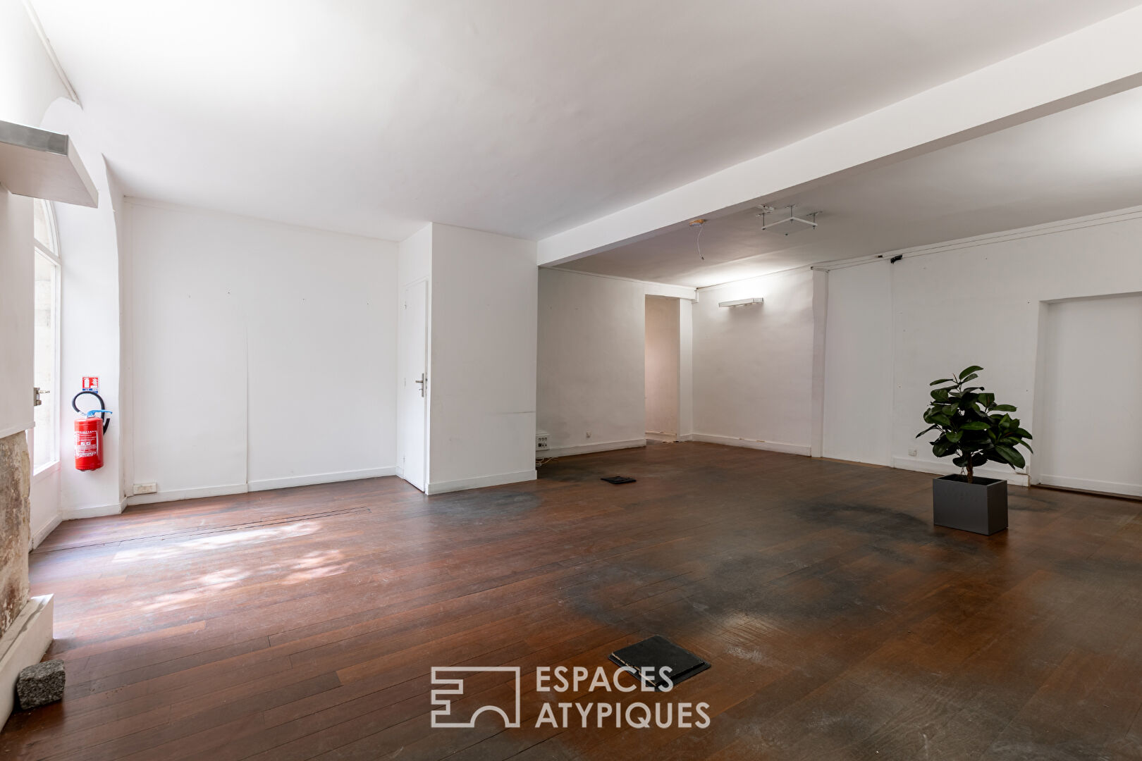 Characterful commercial premises close to Place des Vosges