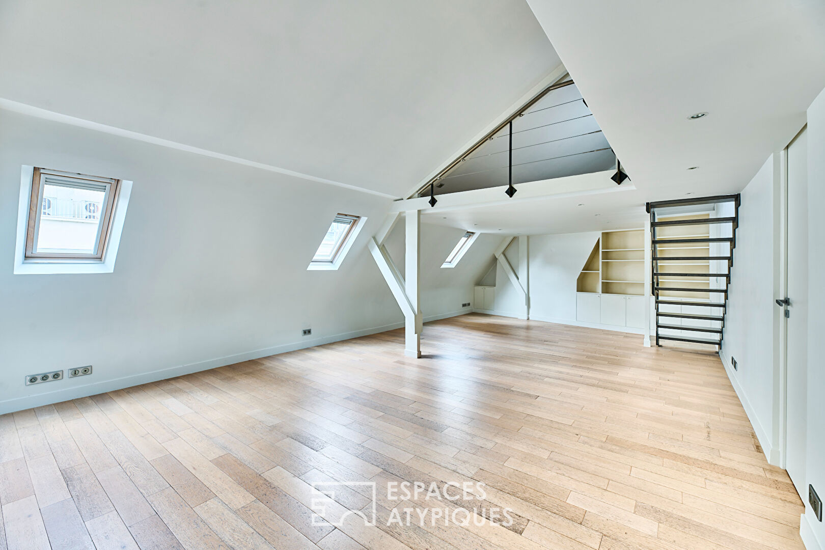 Duplex d’architecte en dernier étage avec vue sur l’Hôtel de Ville